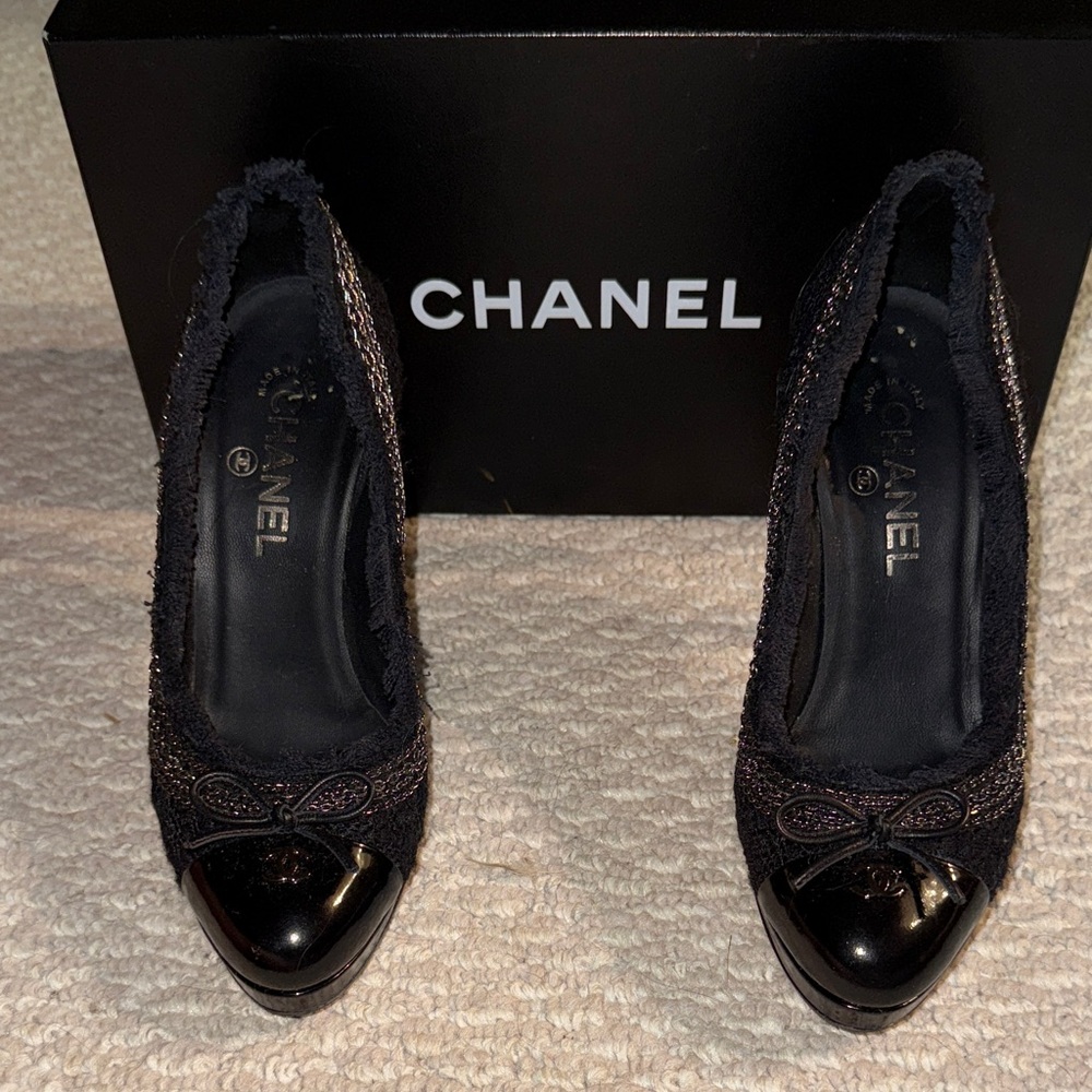 CHANEL 2009 Interlocking CC Logo Pumps